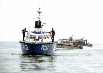 Bot milik Pasukan Gerakan Marin (kiri) dan dua bot Unit Marin Jabatan Kastam Diraja Malaysia meronda perairan Pulau Ketam  dalam Op Benteng, baru-baru ini. – UTUSAN/ZULFADHLI ZAKI