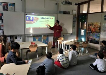 PENULIS memberi penerangan tentang Malaysia kepada kanak-kanak Turkiye sewaktu belajar di sana.