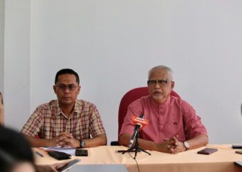 MAHFUZ Omar (kanan) bersama Setiausaha Amanah Kedah, Asmirul Anuar Aris pada sidang akhbar di Wisma Amanah Negeri Kedah di Alor Setar. -UTUSAN/SHAHIR NOORDIN
