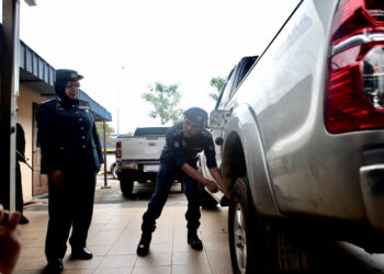 SAZALI Mohamad (kanan) menunjukkan tangki tambahan yang diubah suai bagi menyeludup diesel untuk diseludup ke negara jiran pada sidang akhbar di Stor Penguatkuasaan JKDM Bukit Kayu Hitam -UTUSAN/ SHAHIR NOORDIN