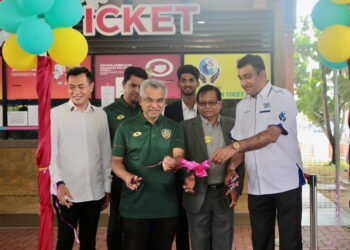 MOHD. Daud Bakar (dua kiri) merasmikan kaunter tiket bola sepak di Stadium Darul Aman yang akan dijual di Fantasia Aqua Park, Jitra di Kubang Pasu. -UTUSAN/ SHAHIR NOORDIN