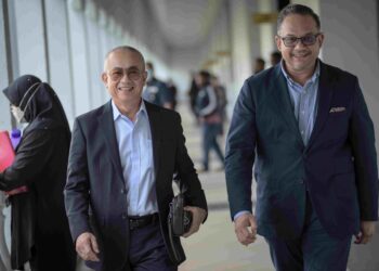 ROZMAN Isli (kiri) hadir di Mahkamah Sesyen Kuala Lumpur bagi perbicaraan kes rasuah berkaitan kes pengendalian terminal pelabuhan Labuan. -  UTUSAN/MOHD. FIRDAUS MOHD. JOHARI