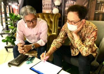 PENULIS berbincang dengan Koh Young Hun (kanan) dalam pertemuan di ibu negara, baru-baru ini. – IHSAN PENULIS