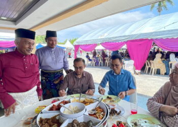 RAMLI Abdul Rahman (kiri) beramah mesra dengan tetamu hadir pada Majlis Jamuan Aidilfitri Jabatan Pertanian di Pusat Latihan Pertanian di Teluk Kechai, Kuala Kedah di Alor Setar. -UTUSAN/JAMLIAH ABDULLAH