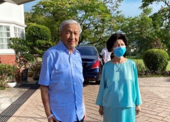 DR. Mahathir Mohamad bersama Dr. Siti Hasmah Mohd. Ali selepas dibenarkan pulang ke rumah dari IJN.