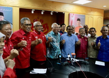 MAHDZIR Khalid (tengah) bersama Mahfuz Omar dan pimpinan tertinggi BN dan PH Kedah bergambar bersama selepas mengadakan mesyuarat di Bangunan Tunku, Alor Setar. -UTUSAN/SHAHIR NOORDIN