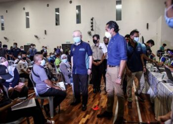 KHAIRY Jamaluddin dan Wee Ka Siong meninjau pemberian vaksin kepada pekerja laut dan pekerja pelabuhan di Pusat Pemberian Vaksin (PPV) Maritim di Dewan Kompleks Sukan Pelabuhan Klang. -  UTUSAN/ZULFADHLI ZAKI