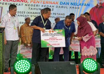 MUHAMMAD Sanusi Md. Nor menyampaikan anugerah sempena Hari Peladang Penternak dan Nelayan Peringkat Negeri Kedah 2023 di pekarangan Stadium Darul Aman, Alor Setar.