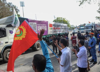 TENGKU Sarafudin Badlishah Sultan Sallehuddin melepaskan Konvoi Misi Bantuan Banjir LZNK ke Kelantan dan Terengganu di perkarangan Stadium Darul Aman, Alor Setar. -UTUSAN/ SHAHIR NOORDIN