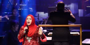 PENANTIAN 36 tahun Aishah untuk beraksi dalam konsert diiringi orkestra menjadi kenyataan 
di DFP, Sabtu lalu.