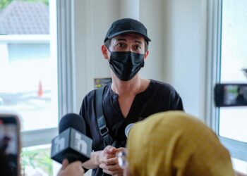 SAM Bunkface ketika memberikan kenyataan selepas tamat prosiding permohonan pinda jumlah nafkah anak di Mahkamah Rendah Syariah Petaling, Subang Bestari, Shah Alam. - UTUSAN/MOHD FIRDAUS M. JOHARI