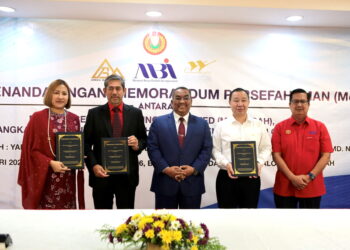 MUHAMMAD Sanusi Md. Nor (tengah) bersama-sama Pengarah Urusan Jangka Bakat Minerals, Datuk Liana Khalid (kiri), Ketua Pegawai Eksekutif MBI Kedah, Muhamad Sobri Osman (dua kiri) dan Pengurus Besar Xiamen Tungsten, Liu Wenli (dua kanan) selepas Majlis Menandatangani MoU REE antara ketiga-tiga pihak di Wisma Darul Aman, Alor Setar. -UTUSAN/ SHAHIR NOORDIN