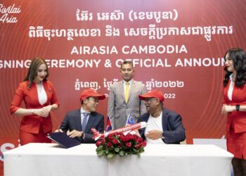 Tony Fernandes (kanan)  mewakili Capital A dan Pengarah Sivilai Asia, Vissoth Nam (kiri) ketika menandatangani usaha sama penubuhan AirAsia Cambodia dengan disaksikan Menteri Sekretariat Penerbangan Awam Negeri, Dr. Mao Havannal (tengah), di Phnom Penh, Kemboja, hari ini.