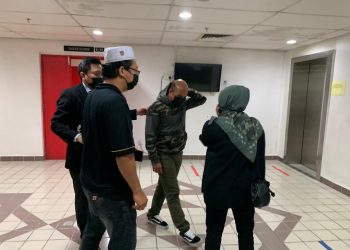 MOHD. KHAIRIL Kamaruddin (tengah) berdepan 17 pertuduhan menerima rasuah di Mahkamah Sesyen Kuala Terengganu, Terengganu, hari ini. - UTUSAN/PUQTRA HAIRRY ROSLI