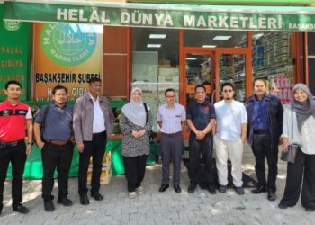 RODZIAH Ismail (empat dari kiri) bergambar bersama delegasi di Turki baru-baru ini.