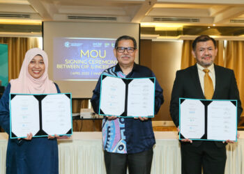 Presiden dan Ketua Pegawai Eksekutif INCEIF, Prof Datuk Dr. Azmi Omar (tengah) mewakili INCEIF di majlis menandatangani MoU ini sementara ISRA Consulting diwakili oleh Timbalan Ketua Pegawai Eksekutif, Dr. Muhammad Syahmi Mohd. Karim (kanan),  dan CIIF diwakili oleh Ketua Pegawai Eksekutif, Dr. Azura Othman (kiri).