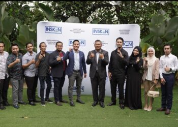 MUHD. Firdaus Azharuddin bersama sebahagian pengasas produk yang menyertai Program Usahawan Bisnes Dropship dan Ejen DNA.