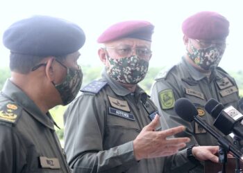 AFFENDI Buang (tengah) dalam sidang akhbar selepas Latihan Kuasa Tembakan (LKT) 2021  di Lapang Sasar Asahan, Kem Syed Sirajuddin, Gemas, Tampin, Negeri Sembilan,  hari ini. - UTUSAN/MOHD. SHAHJEHAN MAAMIN