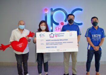 Mark Tan, Pengurus Pemasaran Pusat Beli-belah IPC, Karyn Lim,
Pengurus Besar Pusat Beli-belah IPC, Darick Wong Kai Yin, Pengarah HOPE Worldwide Malaysia,
Caesar Teh, Pengurus Program HOPE Worldwide Malaysia) Pusat Beli-belah IPC bekerjasama dengan
para penyewanya, HOPE Worldwide Malaysia dan juga para pengunjung, berjaya mengumpulkan dana
sebanyak RM89,952 hasil inisiatif kempen Happiness to Homes.