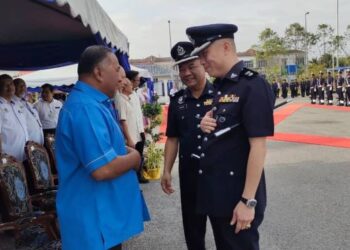 HOO Chang Hook ketika beramah mesra dengan individu yang hadir pada Majlis Perbarisan Peringatan Hari Polis Ke-216 Peringkat Ibu Pejabat Polis Daerah (IPD) Jempol, di Jempol semalam.-FOTO/NOR AINNA HAMZAH