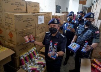 BEH Eng Lai melihat rampasan mercun pelbagai jenis di Stor Barang Kes IPD Sentul. - UTUSAN/AMIR KHALID