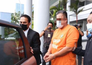 SUSPEK berusia 50-an diiring pegawai SPRM selepas perintah reman dikeluarkan Mahkamah Majistret, Ayer Keroh, Melaka. - UTUSAN/MUHAMMAD SHAHIZAM TAZALI