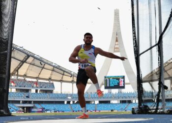 MUHAMMAD Irfan Shamsuddin melakukan lemparan emas dalam aksi lempar cakera lelaki Sukan SEA 2023 di Phnom Penh, Kemboja. - UTUSAN/AMIR KHALID