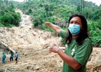 ISMADY Radzuan menunjukkan keadaan Air Terjun Tanjung Batu ketika meninjau kerja pembersihan sisa penebangan dan tanah yang menimbusi lubuk air terjun itu di Hutan Simpan Segari Melintang, Pantai Remis hari ini. - FOTO/ZULFACHRI ZULKIFLI