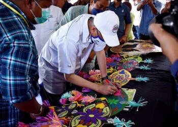 ISMAIL Sabri Yaakob ketika hadir pada program komuniti Keluarga Malaysia Hogoh Bera 2021 di Dewan Utama Felda Kumai, Bera, Pahang. - FB 