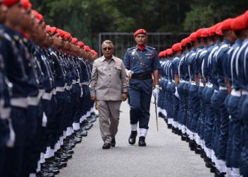 ISMAIL Abd. Mutalib melakukan pemeriksaan kawalan kehormat pada Sambutan Hari Kebangsaan peringkat KPKT 2020 di Ibu Pejabat Bomba dan Penyelamat Malaysia, Putrajaya, hari ini. - UTUSAN/FAISOL MUSTAFA