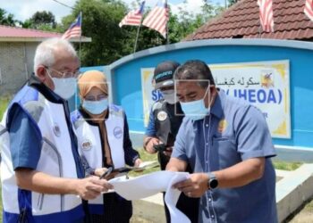 ISMAIL Mohamed Said (kanan) menerangkan jumlah penduduk masyarakat Orang Asli sekitar Kuala Krau kepada Mahdzir Khalid (kiri) di SK Penderas di Kuala Krau, Pahang. - FOTO/SHAIKH AHMAD RAZIF