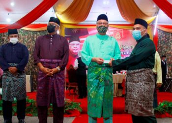 ISMAIL Sabri Yaakob menyampaikan sumbangan kepada seorang anggota tentera yang memerlukan pada Majlis Berbuka Puasa Menteri Kanan Pertahanan Bersama Warga Pemerintahan Latihan dan Doktrin Tentera Darat (PLDTD) di Pusat Latihan Asas Tentera Darat (Pusasda) Port Dickson, kelmarin.
– UTUSAN/MUHAMMAD IZZAT TERMIZIE.