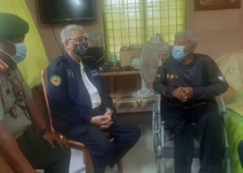 ISMAIL Sabri Yaakob (tengah) berbual dengan Md. Salleh Ahamad (kanan) pada Program Cakna Veteran ATM di Alor Setar, Kedah hari ini.