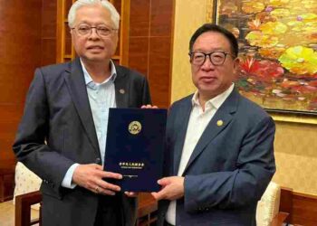 ISMAIL Yaakob menerima watikah pelantikan sebagai Presiden Kehormat Pertubuhan UAV Dunia (WUAVF). oleh Presiden WUAVF, Jincai Yang dalam satu majlis sempena Kongres Drone Dunia Ke-7 di Shezen, China, Sabtu lalu.