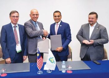 KETUA Eksekutif Perkeso, Datuk Seri Dr. Mohammed Azman Aziz Mohammed (dua dari kanan) bertukar dokumen dengan wakil ISSA selepas Majlis Menandatangani MoU dengan ISSA sewaktu WSSF 2022 untuk menjadi tuan rumah kepada WSSF 2025.