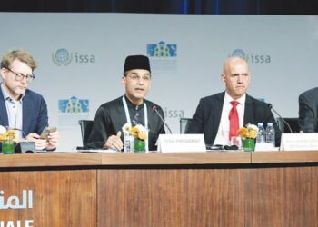 KETUA Eksekutif Perkeso, Datuk Seri Dr. Mohammed Azman Aziz Mohammed (dua dari kiri) merupakan rakyat Malaysia pertama dilantik menerajui badan antarabangsa ISSA sebagai Presiden ISSA ke-17 untuk tempoh 
3 tahun (2023-2025).