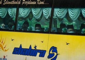 BAS membawa ahli-ahli Parlimen Bersatu melambai ke arah petugas media ketika memasuki Pintu Dua Istana Negara bagi sesi menghadap Yang di-Pertuan Agong dalam perkembangan terkini pelantikan Perdana Menteri kesembilan. - UTUSAN/FARIZ RUSADIO