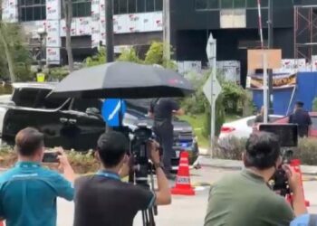Polis memperketatkan kawalan di laluan masuk berhampiran Pintu 2, Istana Negara