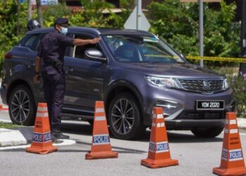 KENDERAAN yang membawa Dr. Mahathir Mohamad tiba di Istana Negara untuk sesi menghadap Yang di-Pertuan Agong. - UTUSAN/AMIR KHALID