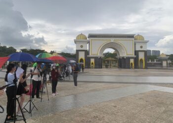 HUJAN rintik tidak mematahkan semangat petugas media yang hadir seawal pukul 9 pagi ini untuk membuat liputan perkembangan politik semasa di pekarangan pintu utama Istana Negara. - UTUSAN SHIDDIEQIIN ZON