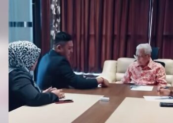 ISMAIL Sabri Yaakob ketika menerima kunjungan Pertubuhan Warisan Rakyat Prihatin di pejabatnya, petang semalam. - FOTO/FACEBOOK ISMAIL SABRI