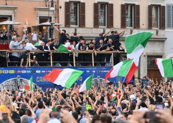 PEMAIN Itali diarak menaiki bas dua tingkat di kota Rom semalam bagi meraikan kejayaan mereka merangkul kejuaraan Eropah buat kali pertama dalam tempoh 53 tahun.
