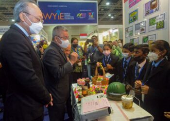 DR. ADHAM Baba (dua dari kiri) melawat tapak pameran selepas merasmikan Pameran Reka Cipta, Inovasi & Teknologi Antarabangsa, Malaysia (ITEX 2022) di KLCC. - IHSAN PEJABAT MOSTI