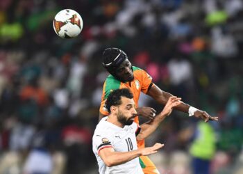 PERTAHANAN Ivory Coast, Eric Bailly (atas) bersaing dengan penyerang Mesir, Mohamed Salah dalam aksi Piala Negara-Negara Afrika di Stadium Japoma, Douala, Cameroon semalam. - AFP