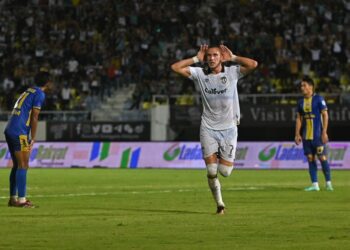 IVAN Mamut (tengah) meraikan jaringan gol pertama TFC ketika bertemu Sri Pahang FC dalam saingan Liga Super di Stadium Sultan Mizan Zainal Abidin, Kuala Nerus, malam ini. - UTUSAN/PUQTRA HAIRRY ROSLI