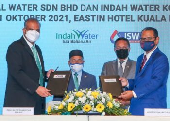 HASNI Mohammad (dua kanan) bersama Tuan Ibrahim Tuan Man (dua kiri) menyaksikan majlis menandatangani perjanjian kolaborasi antara JSW dan IWK di ibu negara.