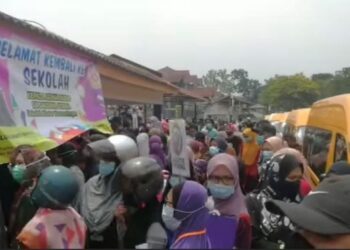 kesesakan di luar kawasan sekolah sewaktu ibu bapa menjemput anak balik sekolah, tular kerana tidak patuh SOP.