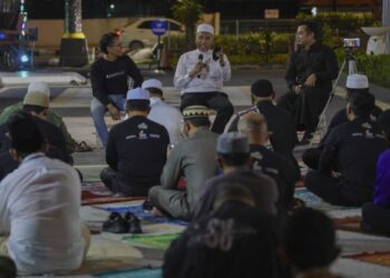 IDRIS Ahmad (tengah) bercakap pada program Usrah Anak Muda di Pusat Pelancongan Malaysia (MaTiC), Kuala Lumpur, malam tadi. - FOTO/FARIZ RUSADIO