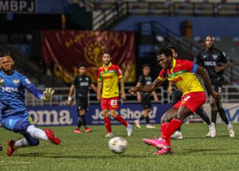 PENYERANG Sensasi Selangor, Ifedayo Olusegun berjaya menjaring gol kedua dalam perlawanan menentang UiTM di Stadium Majlis Bandaraya Petaling Jaya, malam ini.-IHSAN FB Selangor FA