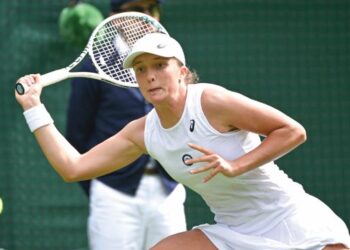 SEMUA pemain tenis yang beraksi di Wimbledon diwajibkan memakai baju serba putih.